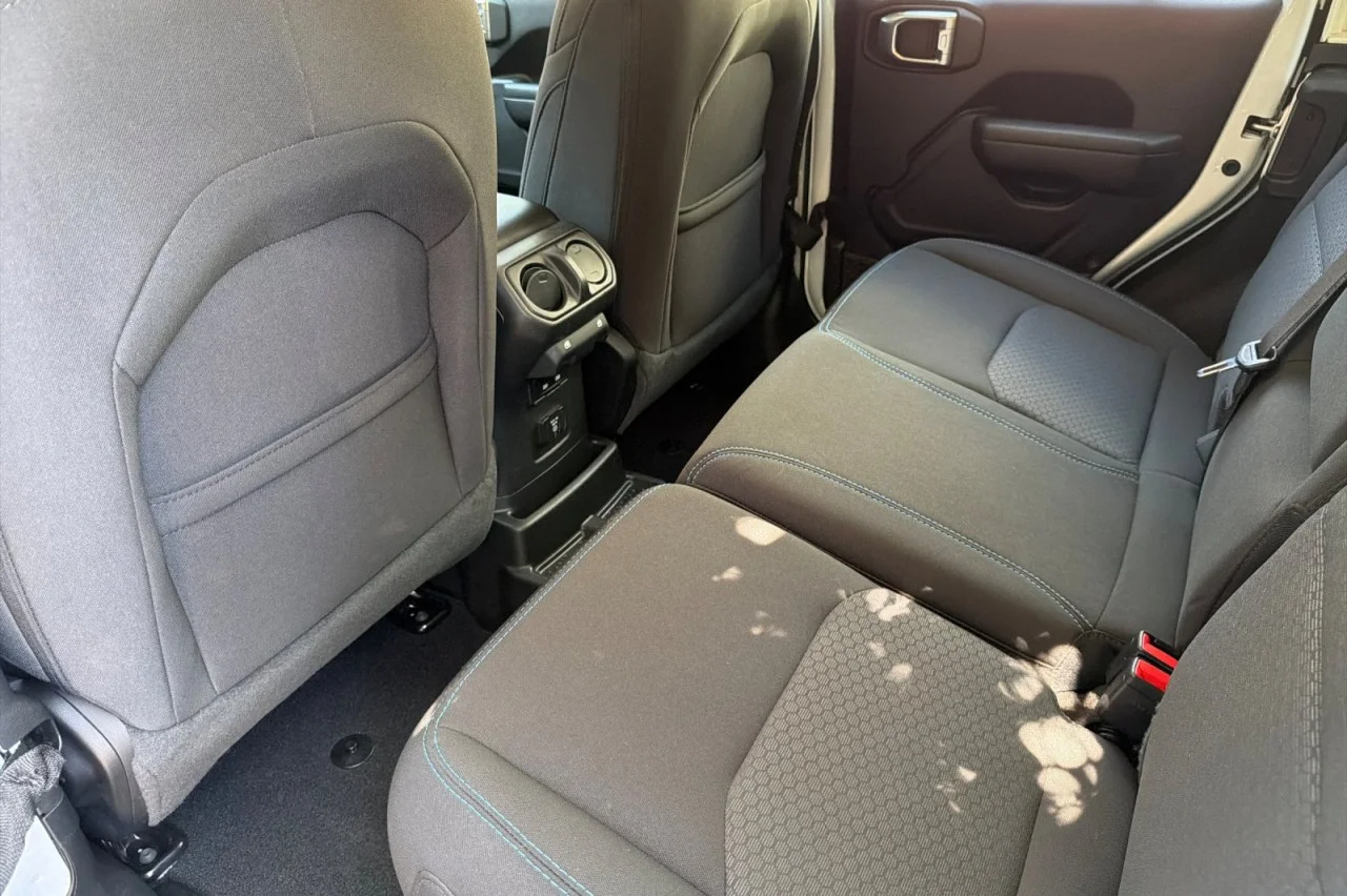Used 2023 BRIGHT WHITE CLEAR Jeep Rubicon image 11