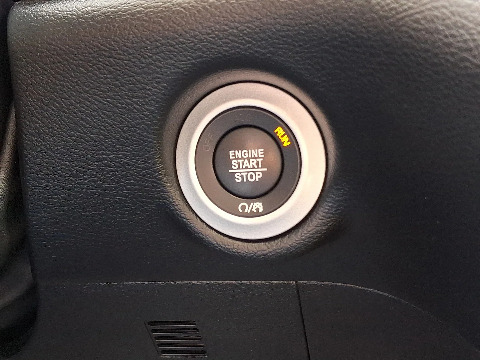 Used 2025 White Chrysler Select image 22