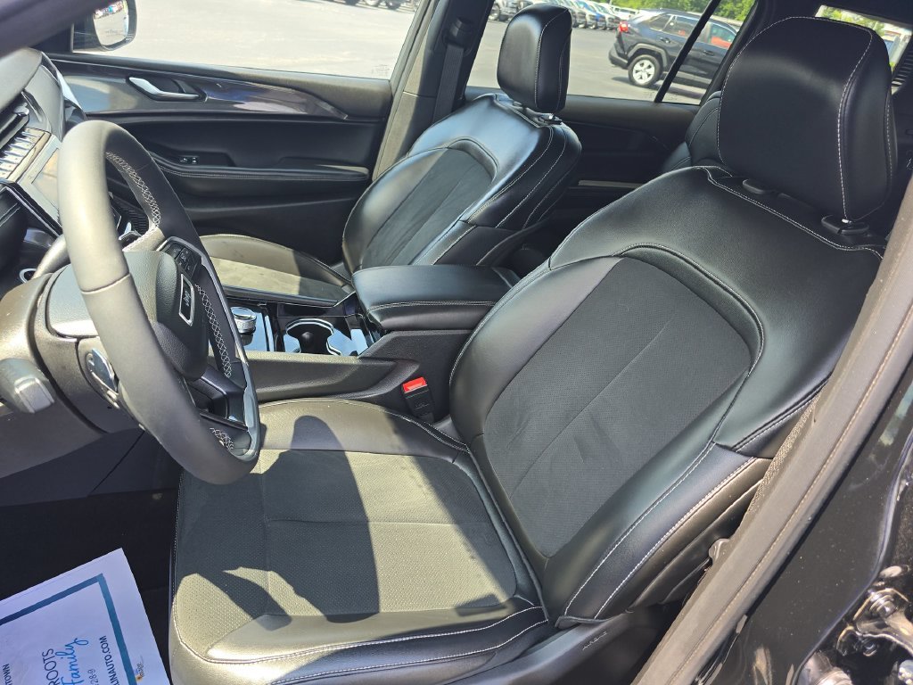 Used 2023 Black Jeep Altitude image 13