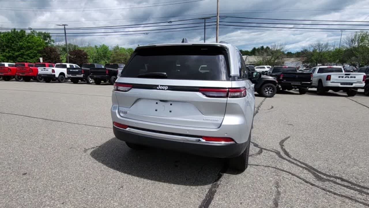 New 2026 Silver Zynith Exterior Paint Jeep Laredo X image 8