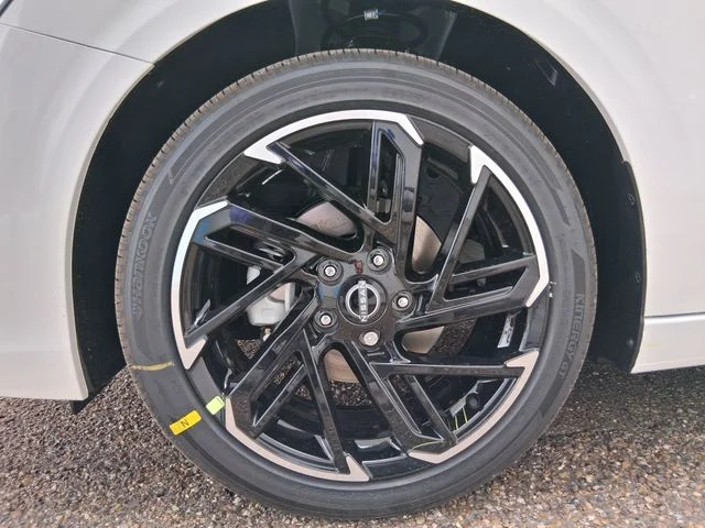 New 2026 Aspen White TriCoat / Super Black Two-tone Nissan SR image 19
