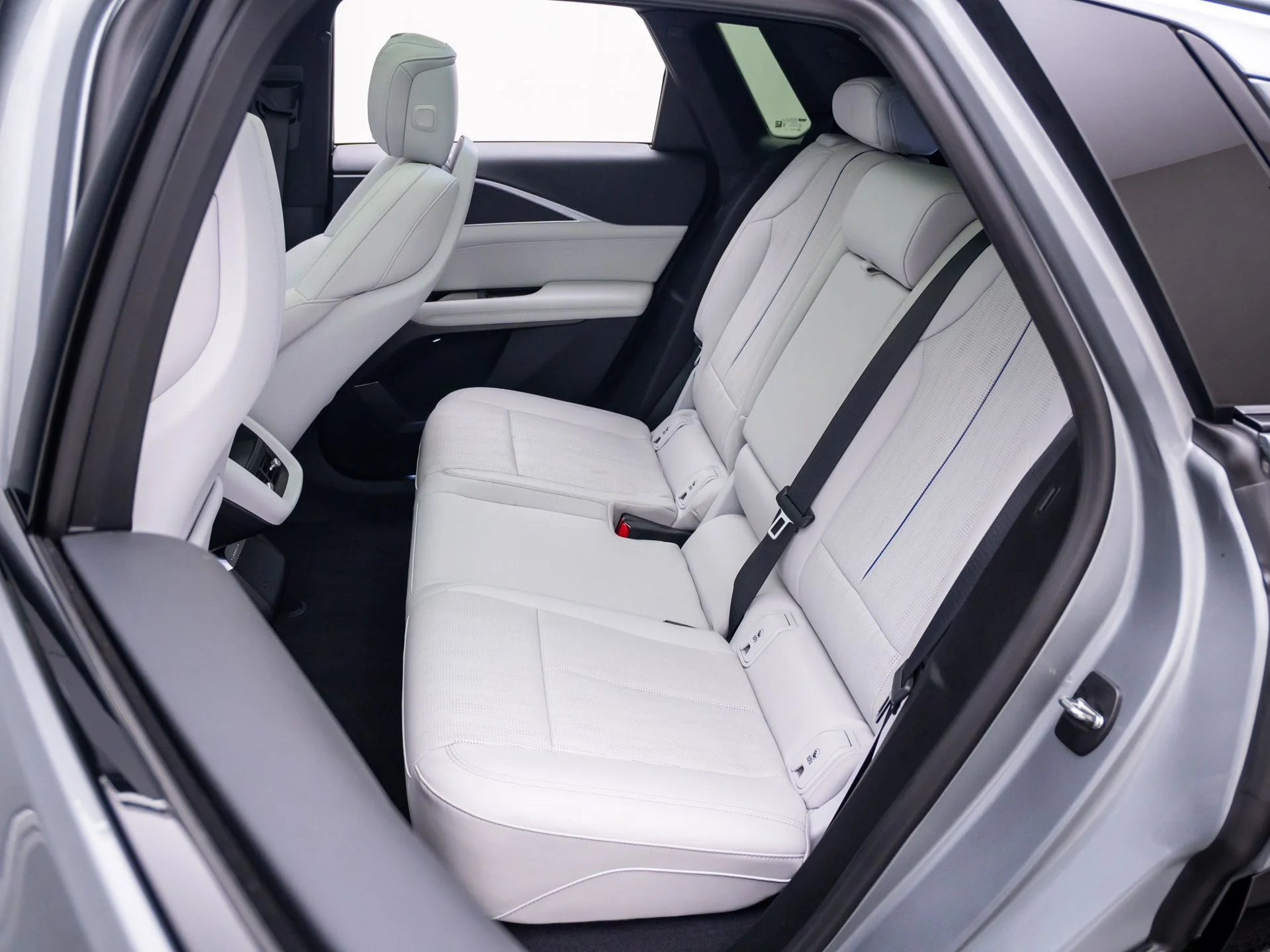Used 2024 Silver Cadillac Luxury image 21