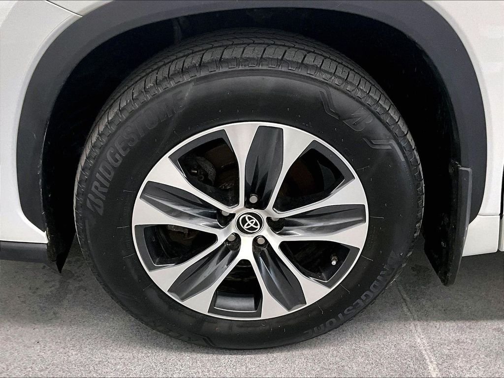 Used 2022 Pearl Toyota XLE image 7