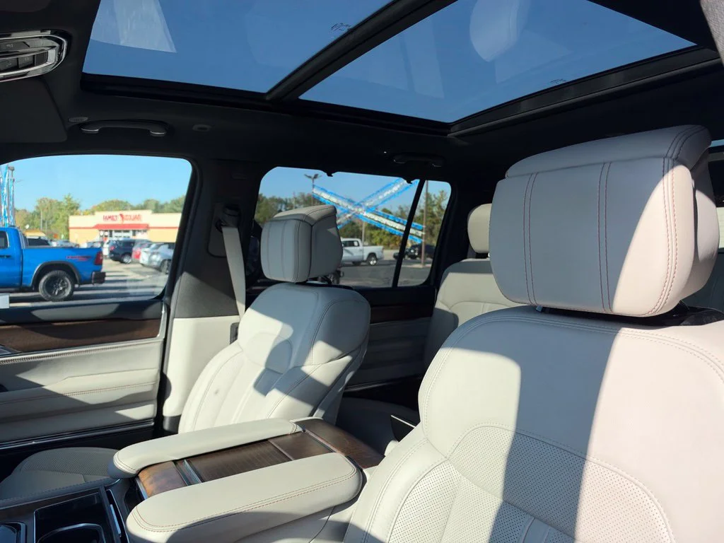 Used 2025 Black Jeep Base image 32