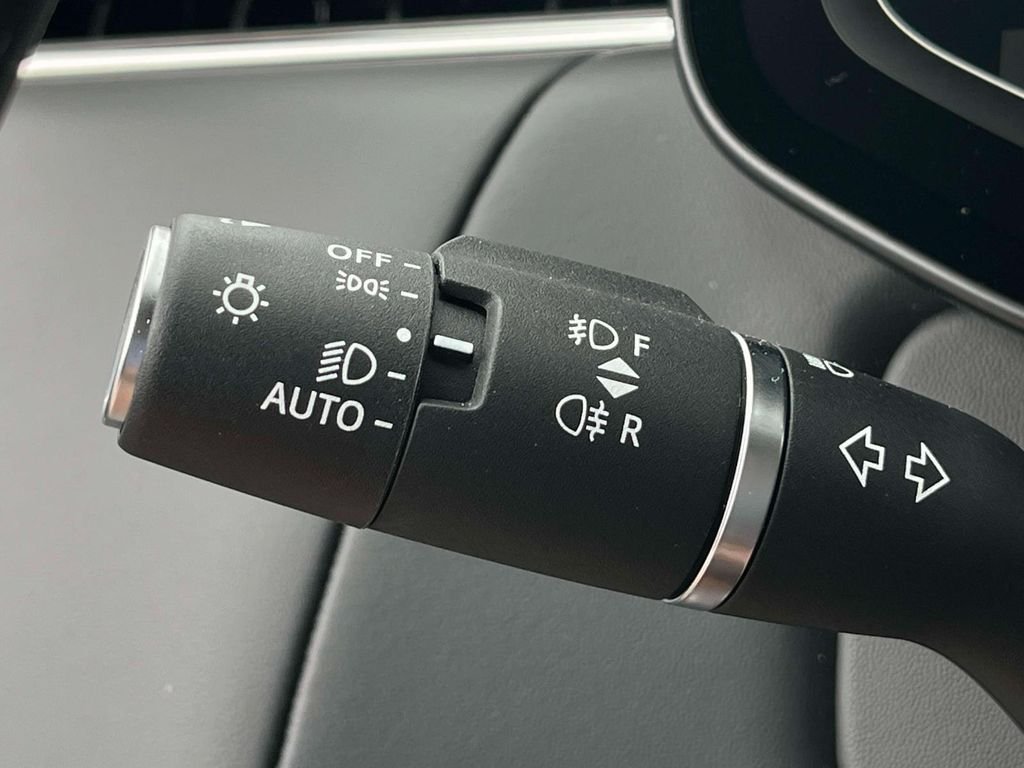 Used 2025 Borasco Gray Metallic Land Rover SE image 33