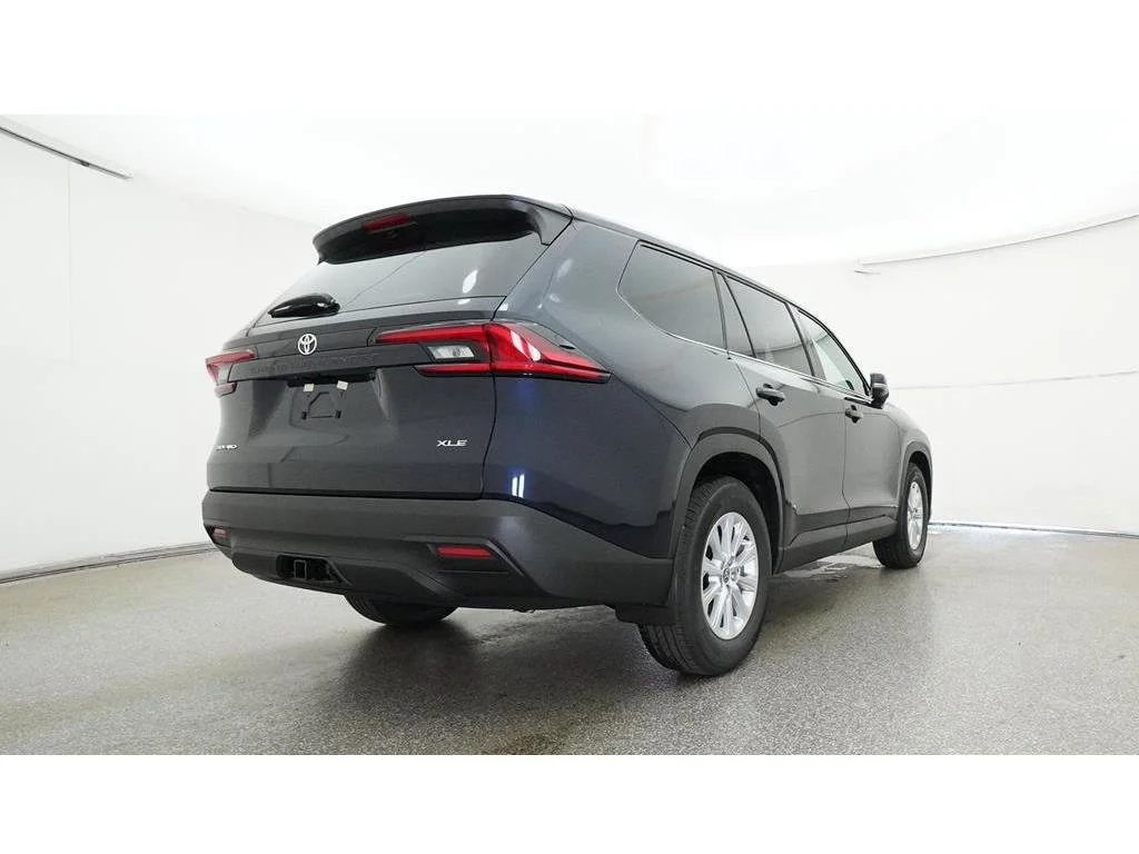 Used 2025  Toyota XLE image 30