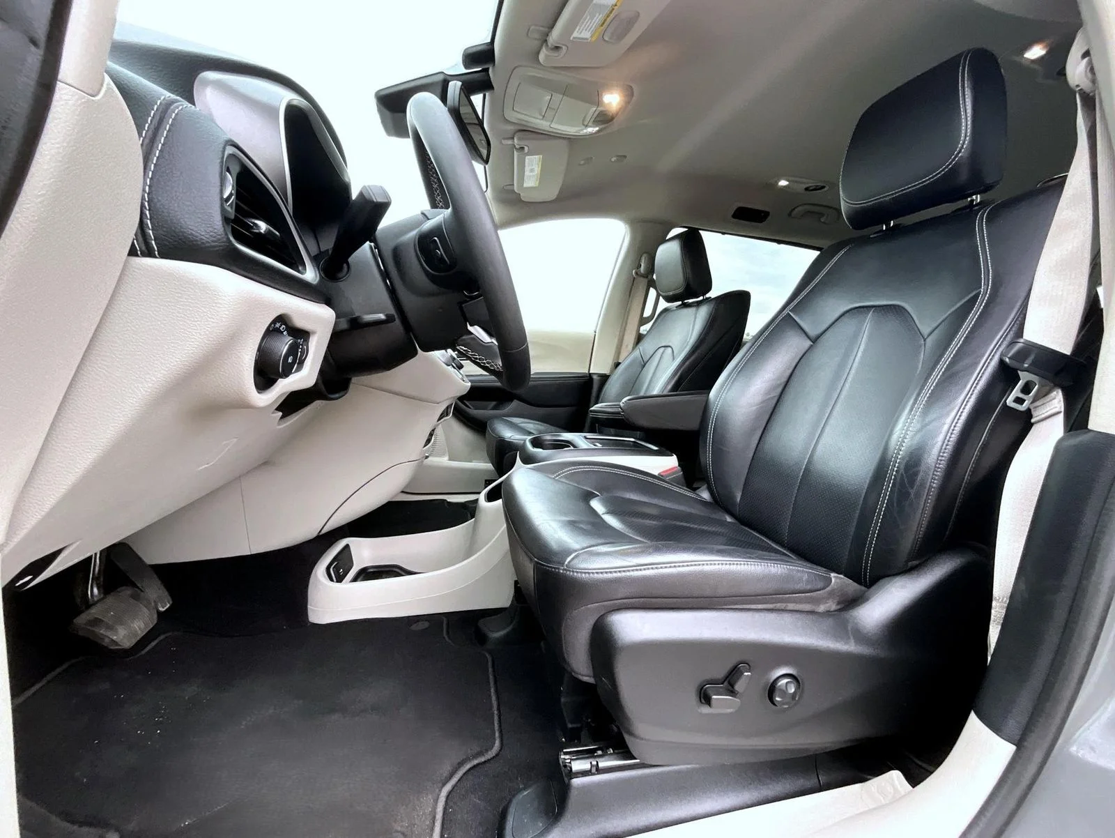Used 2022 White Chrysler Touring L image 12