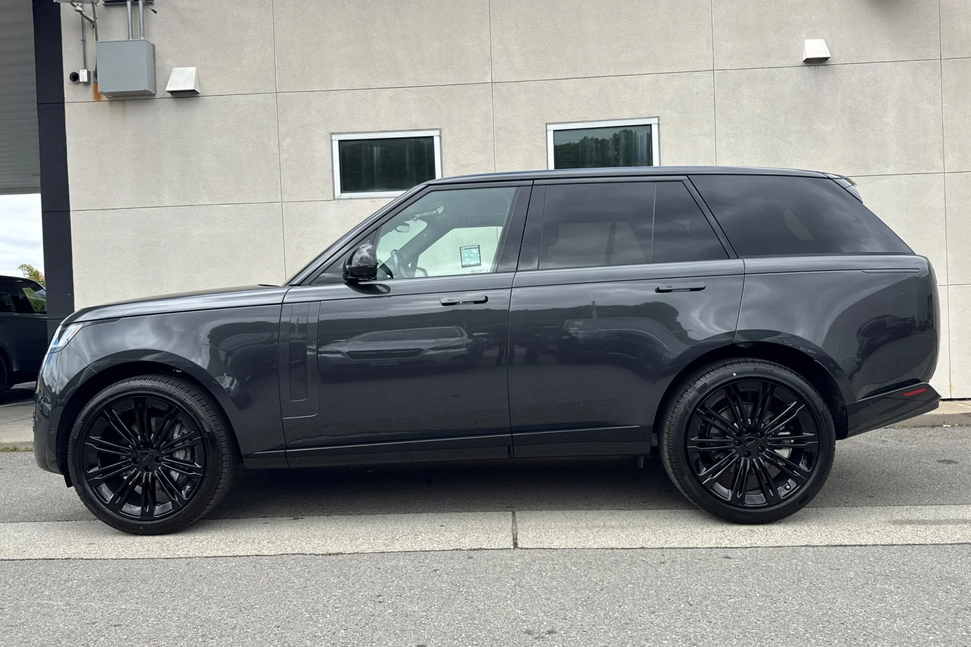 New 2026 Carpathian Grey Land Rover SE image 5