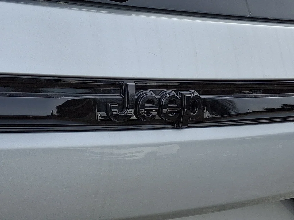 New 2026 Silver Zynith Exterior Paint Jeep Laredo Altitude image 21