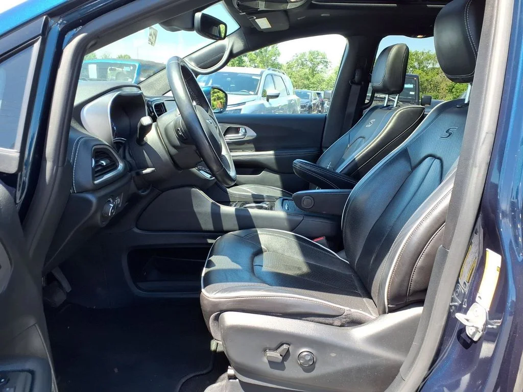 Used 2021 Fathom Blue Pearlcoat Chrysler Limited image 20