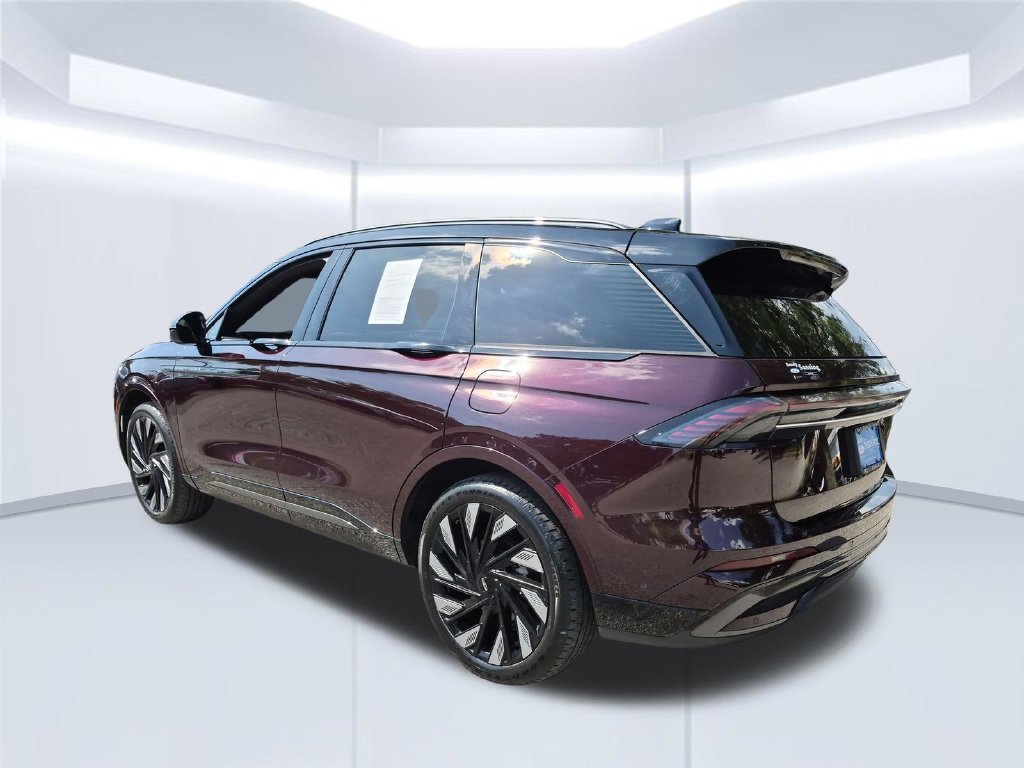 Used 2024 Red Lincoln Reserve image 3
