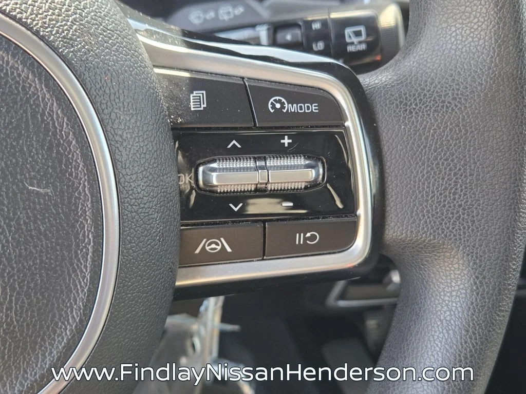 Used 2022 White Kia LX image 25