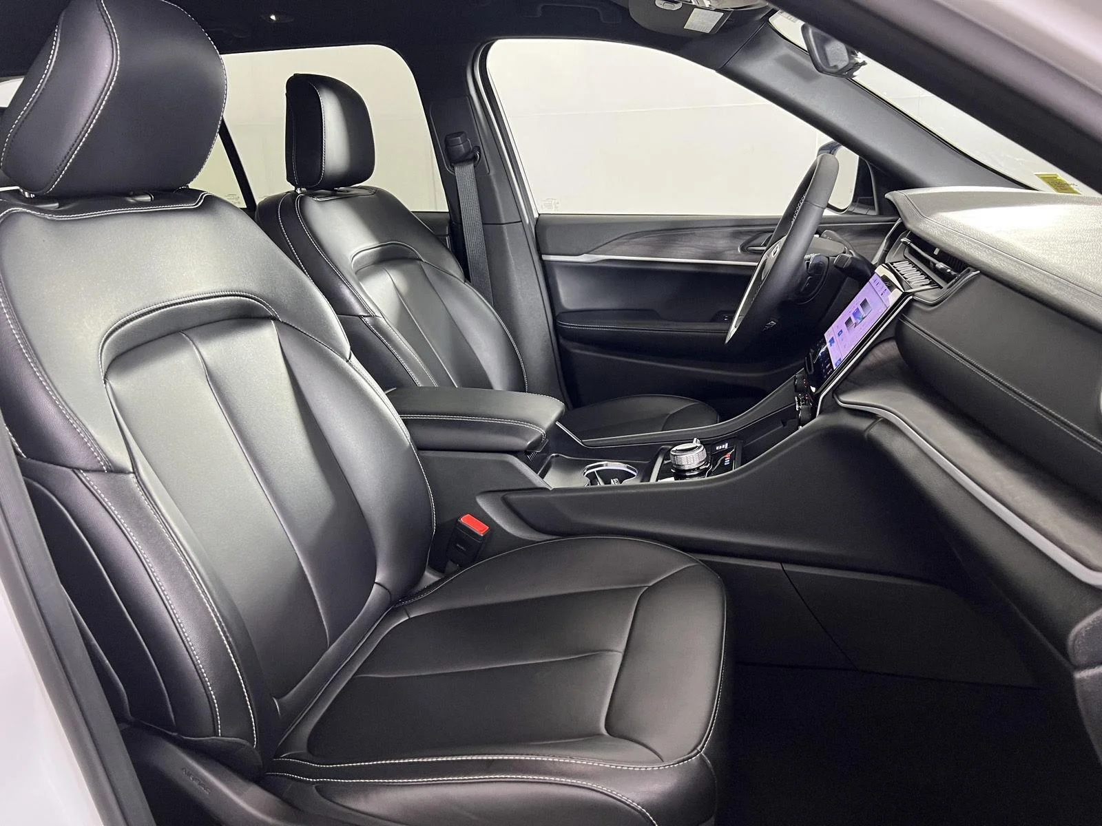 Used 2025 Wh Jeep Limited image 24
