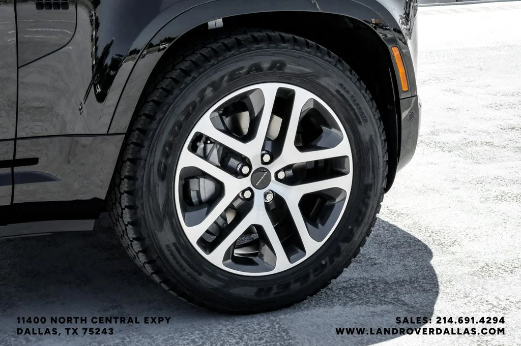 New 2026 Santorini Black Metallic Land Rover X-Dynamic SE image 43