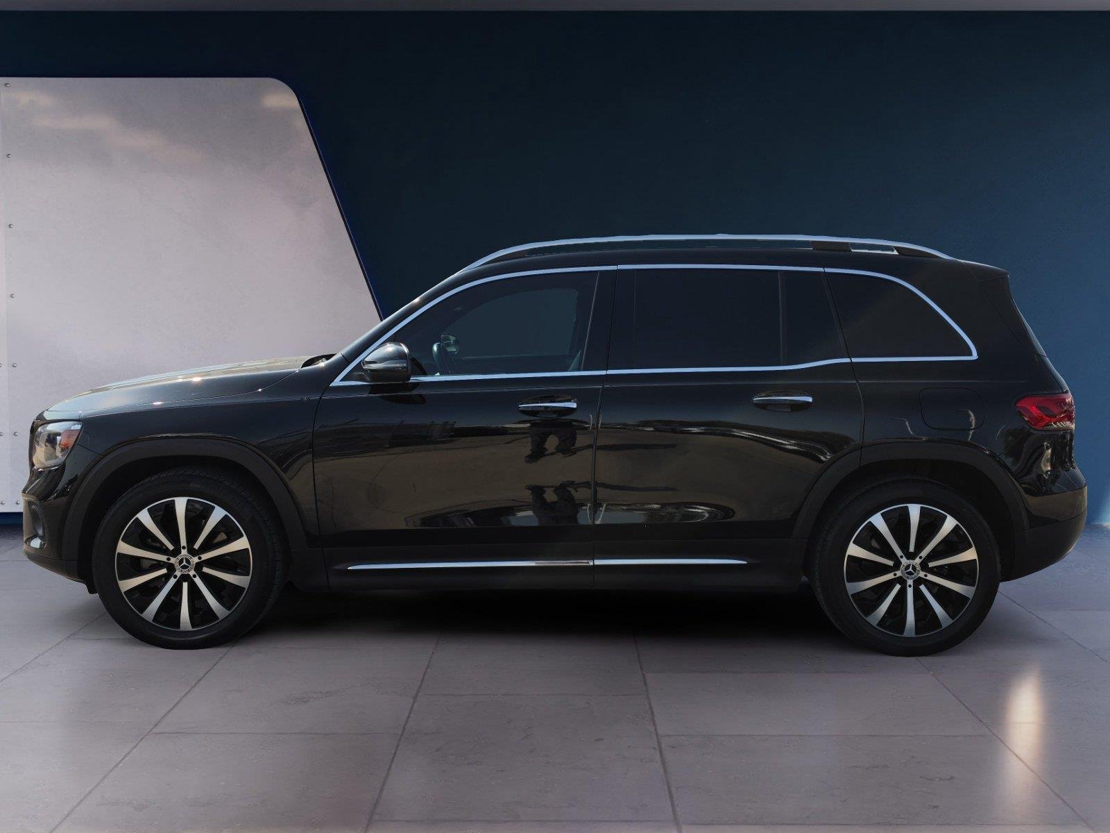 Used 2022 Cosmos Black Metallic Mercedes-Benz GLB 250 image 2