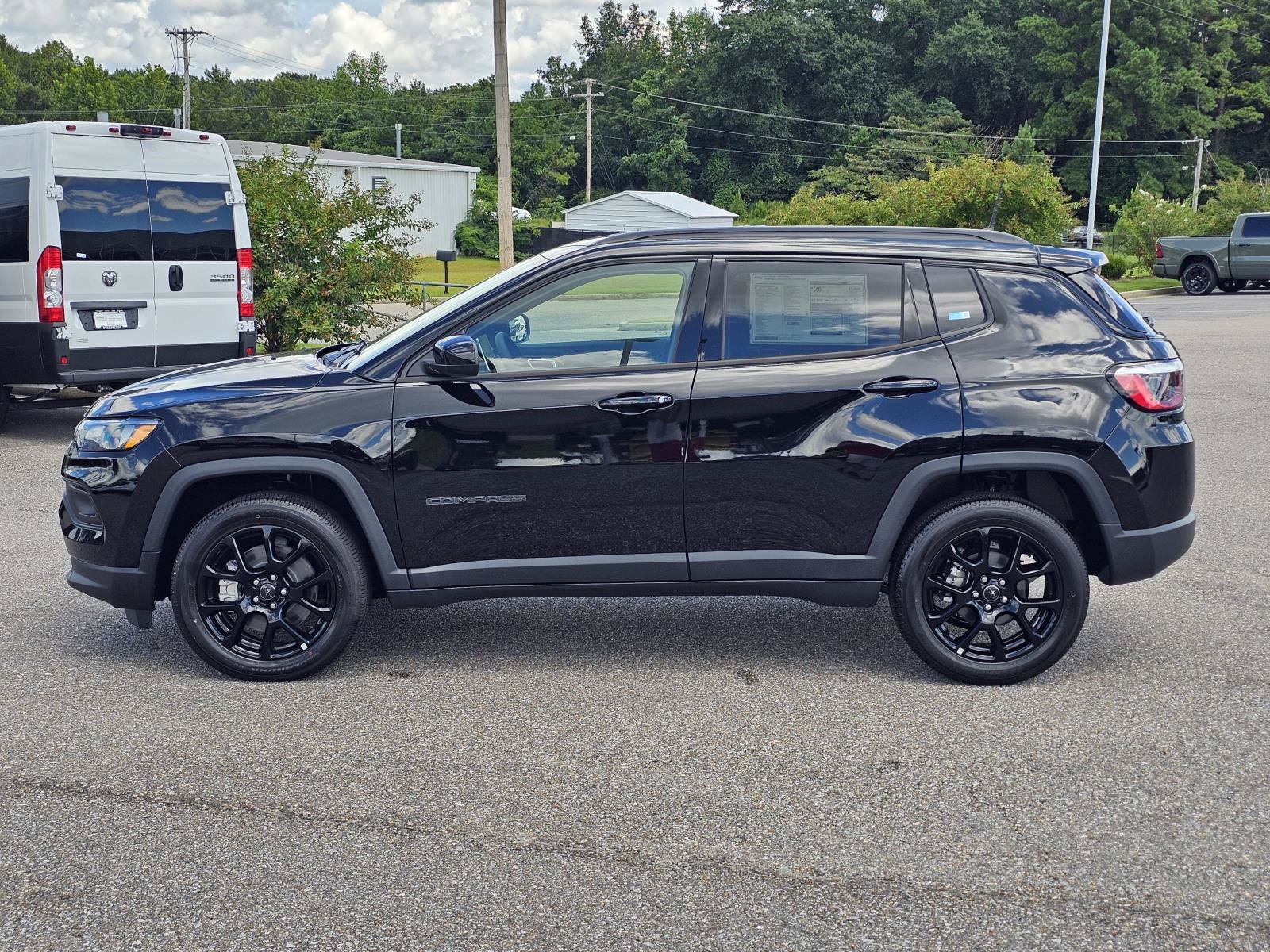 New 2026 Diamond Black Crystal Pearlcoat Jeep Latitude Altitude image 13