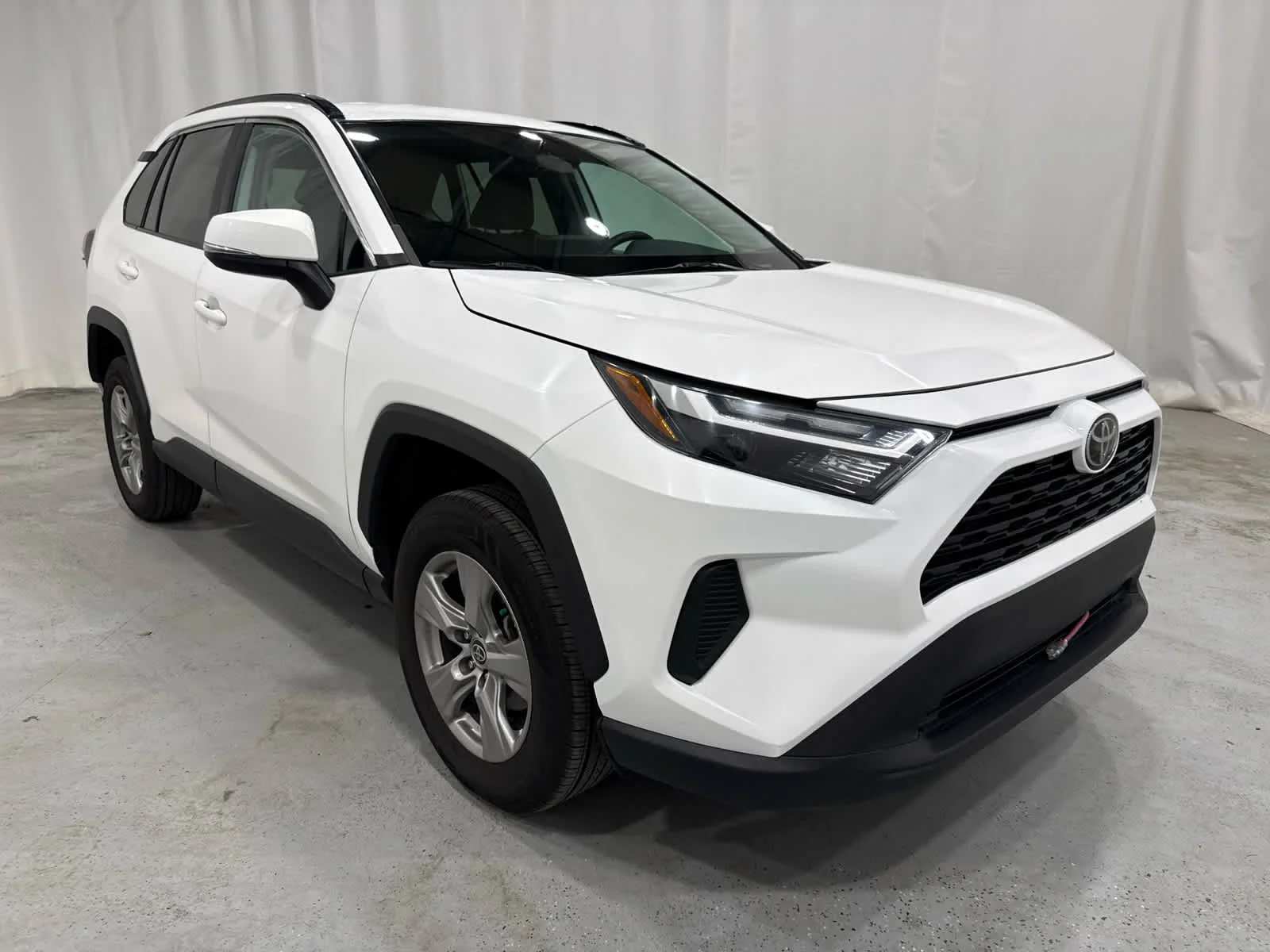 Used 2023 Whi/white Toyota XLE image 7
