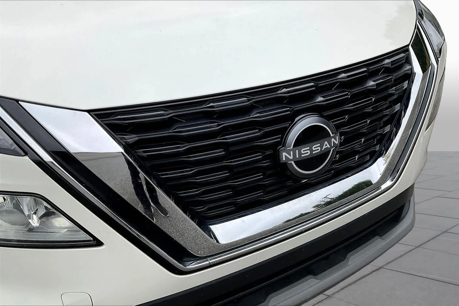 Used 2023 Pearl White Tricoat Nissan SV image 29