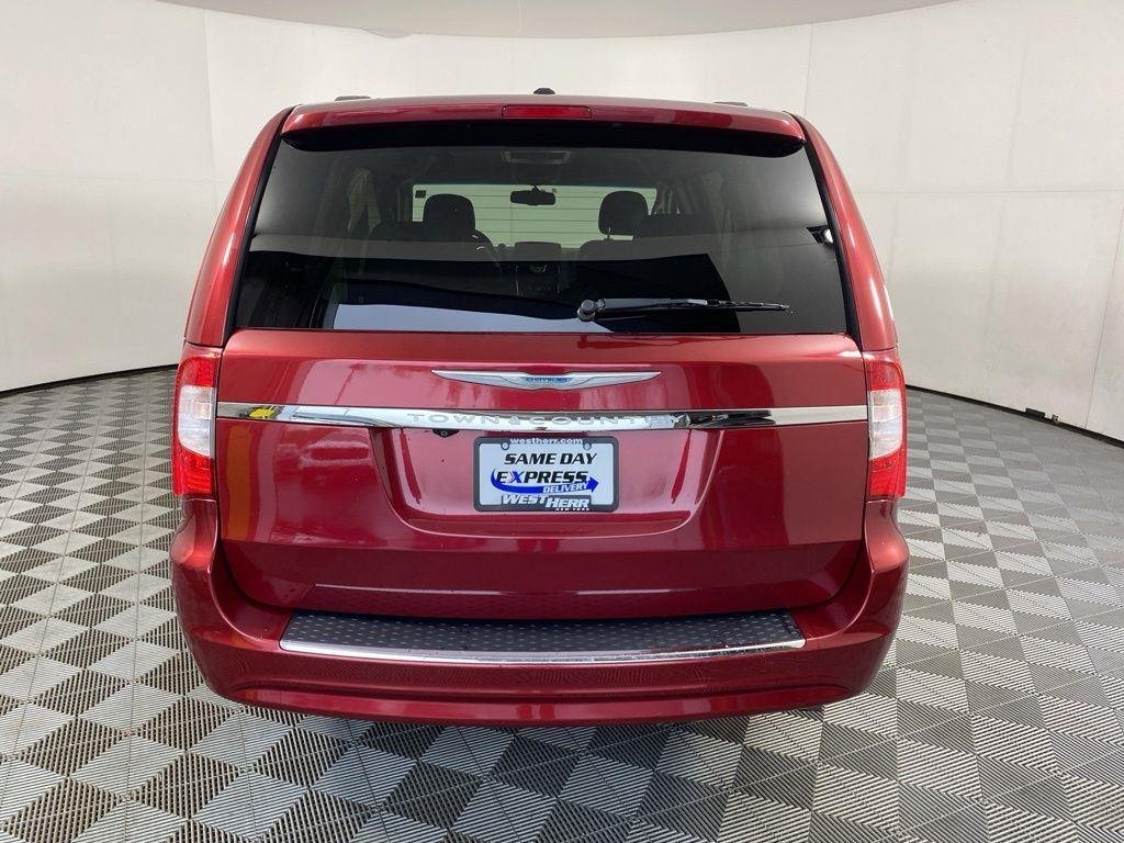 Used 2015 Deep Cherry Red Crystal Chrysler LX image 15