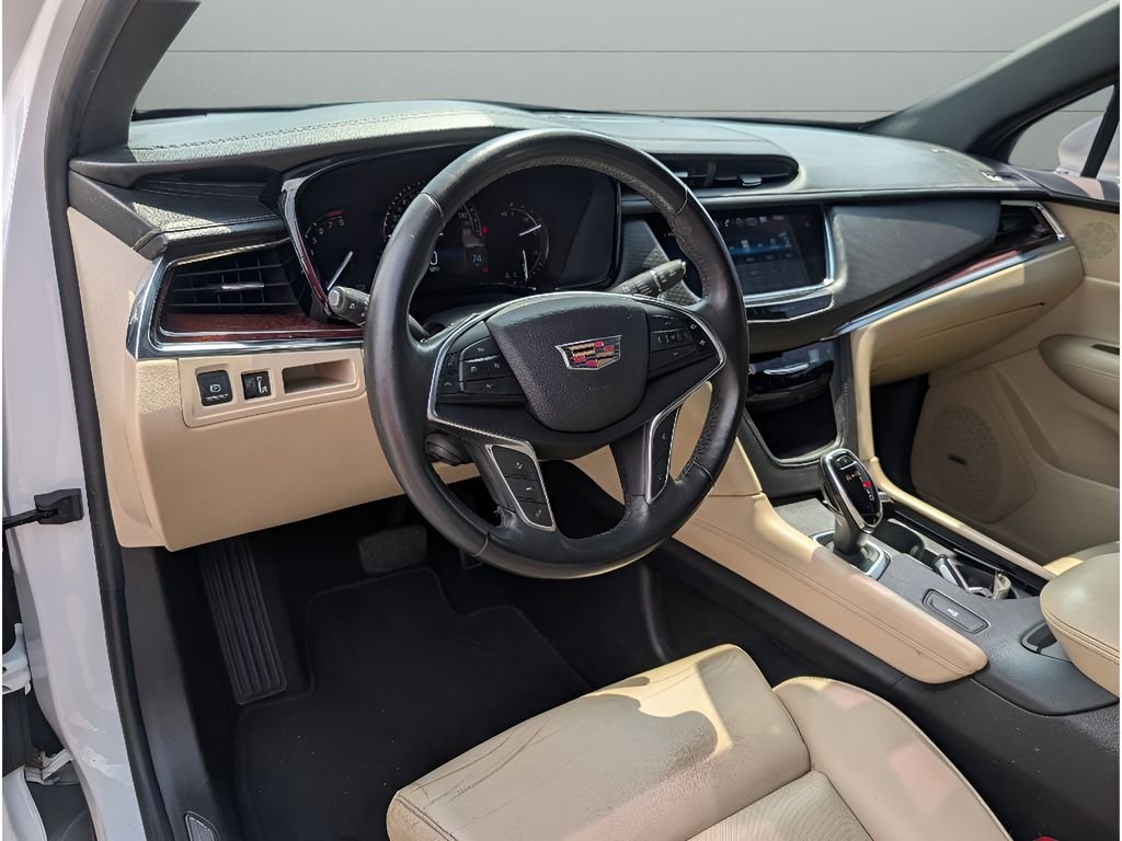 Used 2017 Crystal White Tricoat Cadillac Luxury FWD image 18