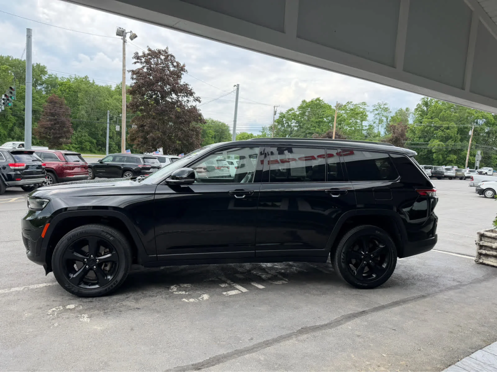 Used 2023 Diamond Black Crystal Pearlcoat Jeep Altitude image 4