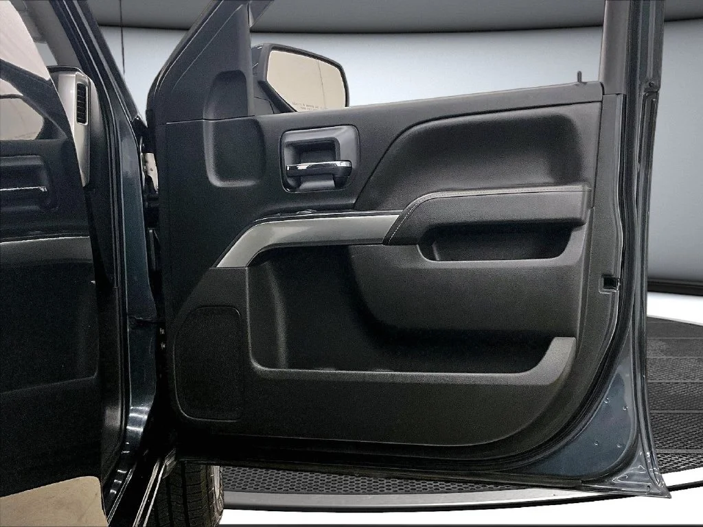 Used 2018 Gray Chevrolet LT image 28