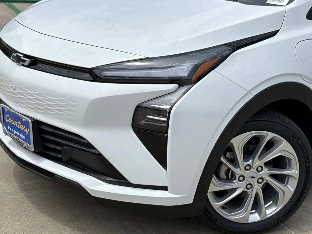 New 2027 Summit White Chevrolet LT image 3