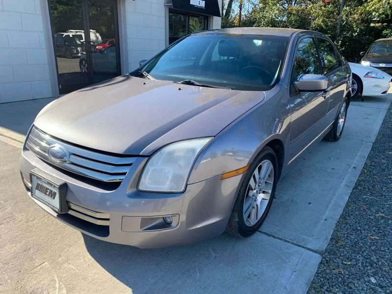 Used 2007 Gray Ford SE Sedan 4D image 3