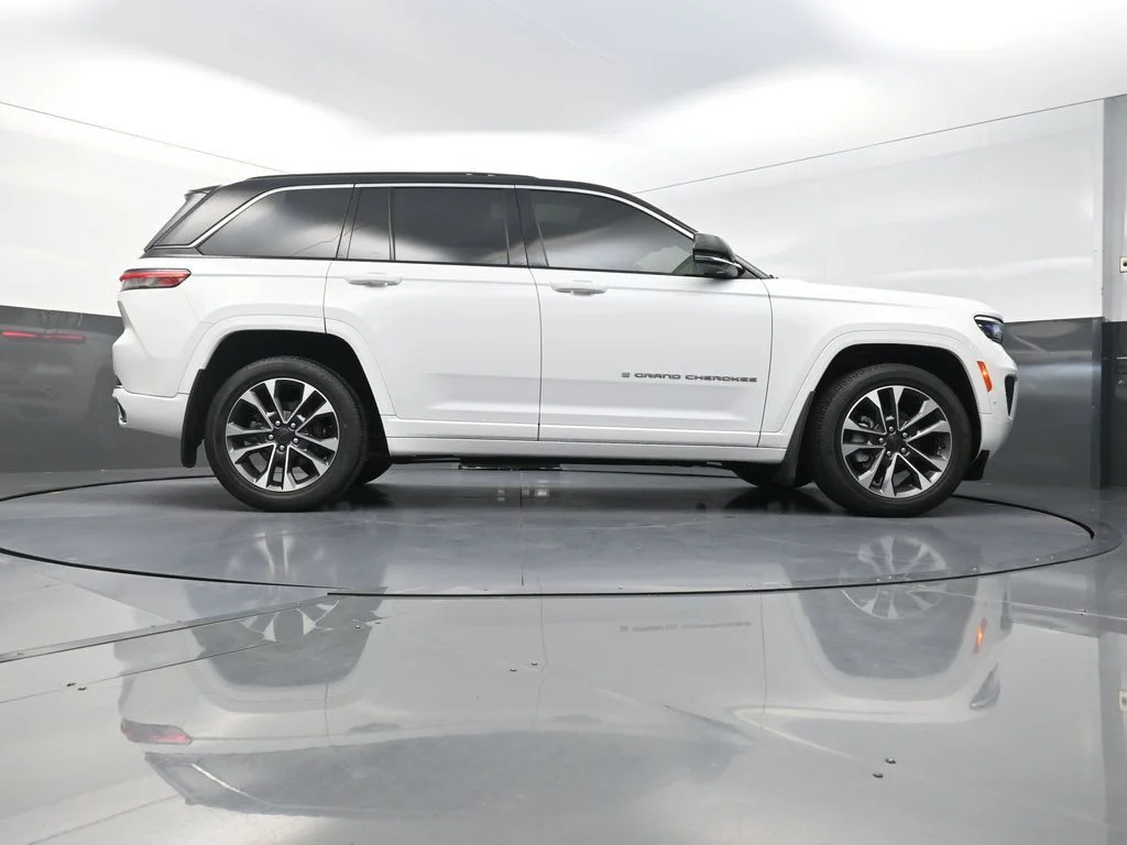 Used 2024 White Jeep Overland image 31