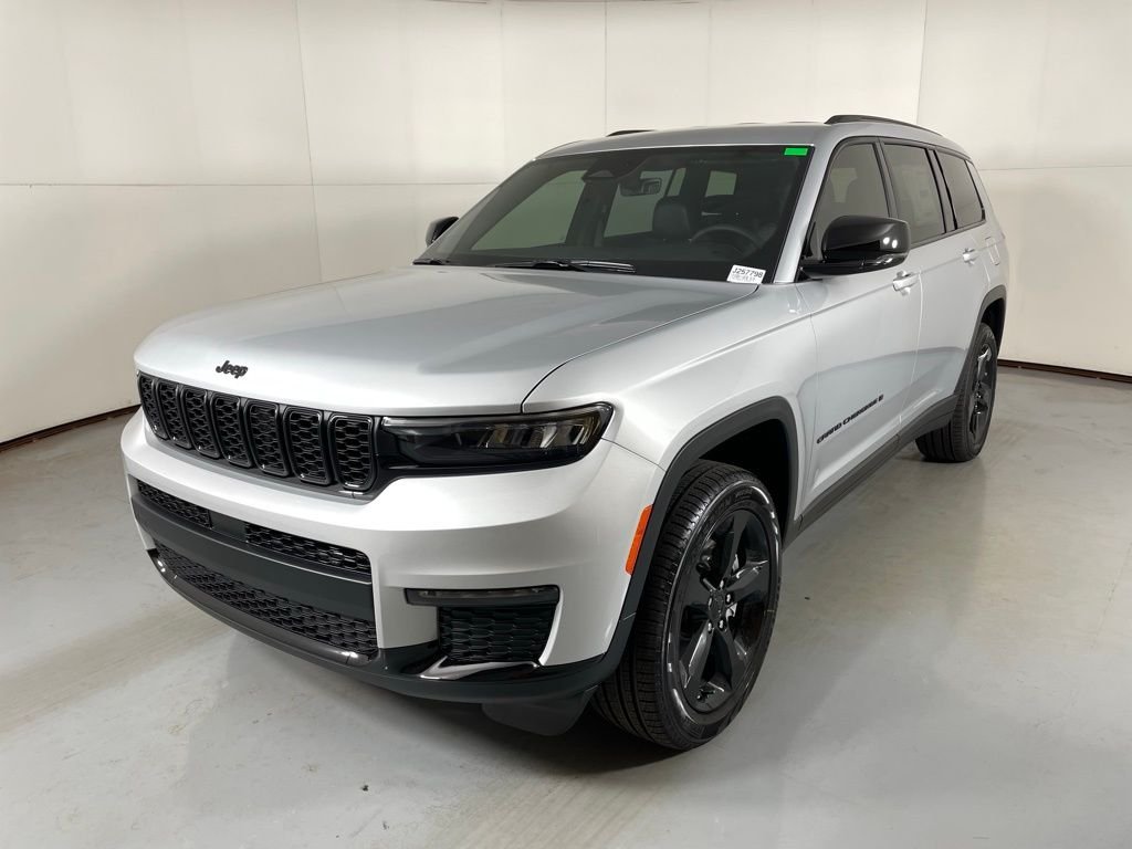New 2025 Silver Zynith Exterior Paint Jeep Limited image 4