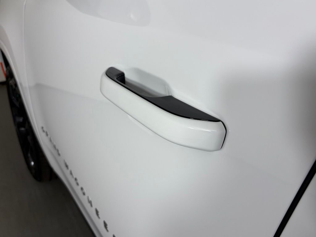 New 2026 Bright White Clear-Coat Exterior Paint Jeep Summit Reserve image 12