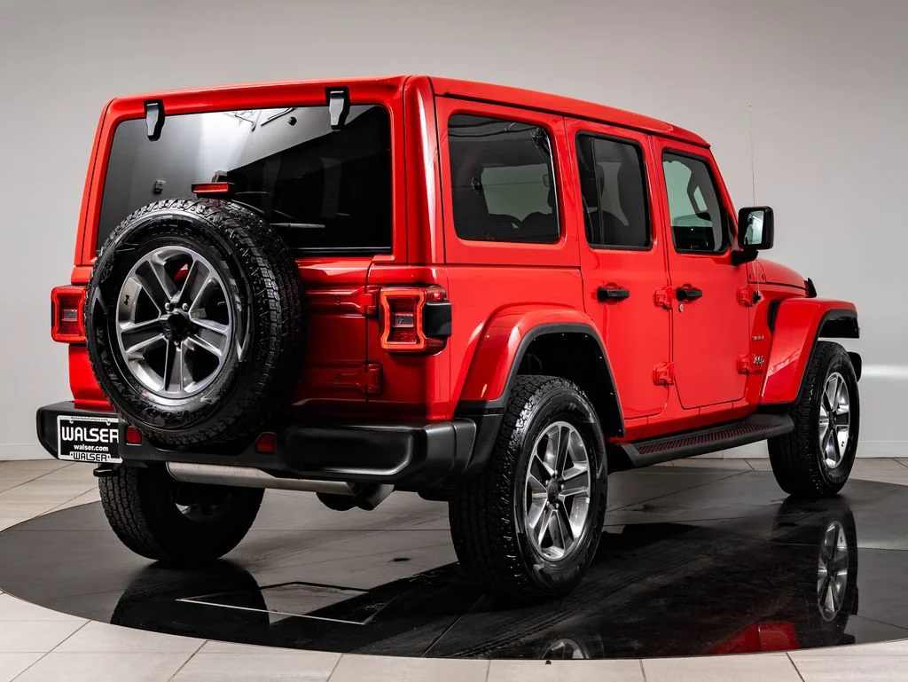 Used 2022 Firecracker Red Clearcoat Jeep Unlimited Sahara image 10