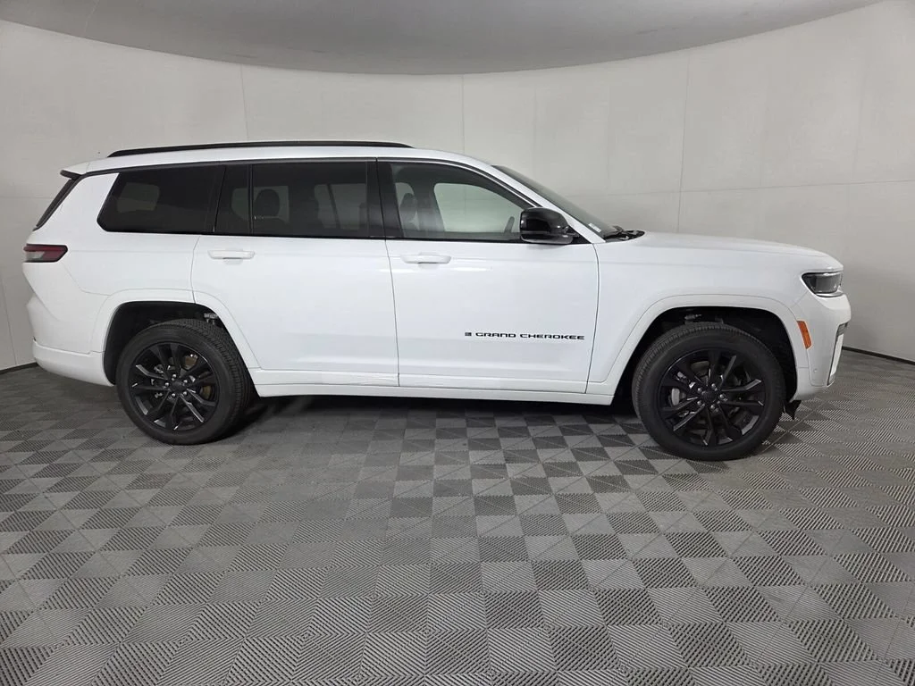 New 2026 Bright White Clear-Coat Exterior Paint Jeep Limited Reserve image 3