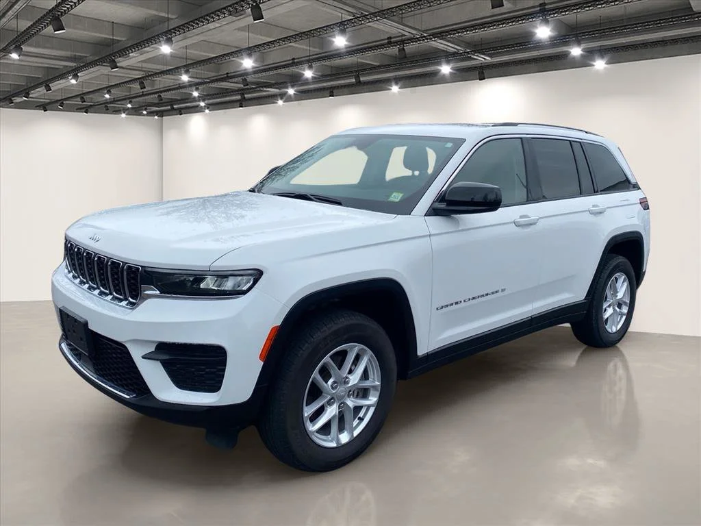 Used 2023 Bright White Clearcoat Jeep Laredo image 3