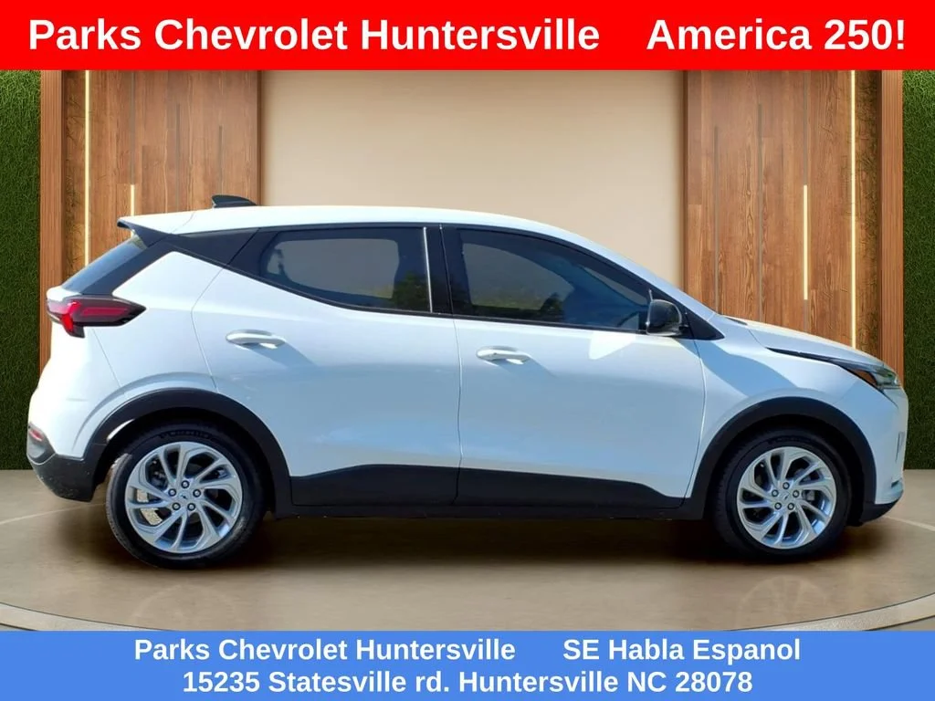 New 2027 Summit White Chevrolet LT image 33
