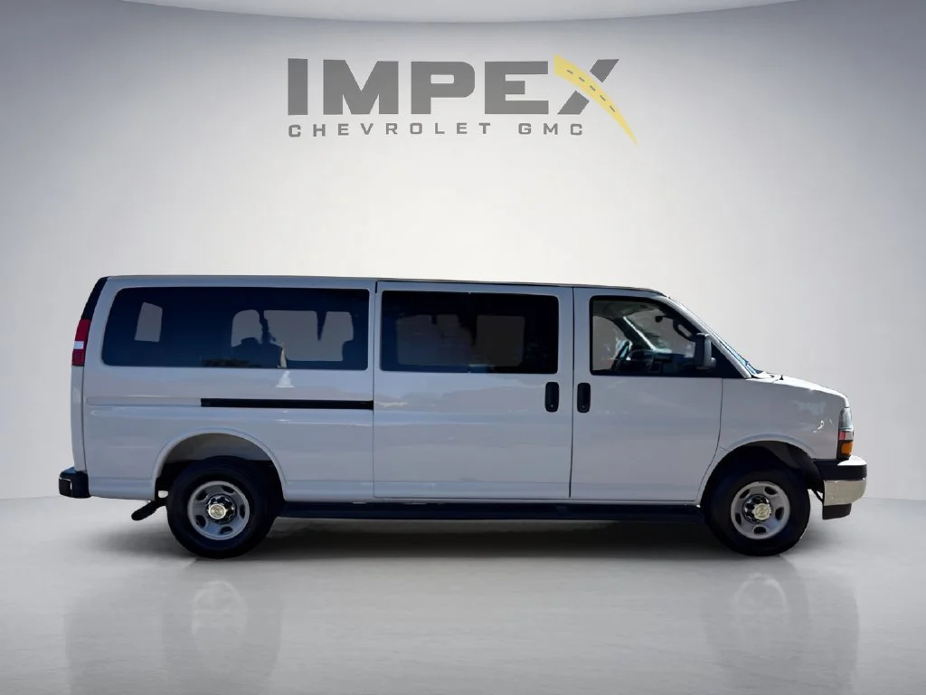 Used 2025 Summit White Chevrolet 1LT image 6