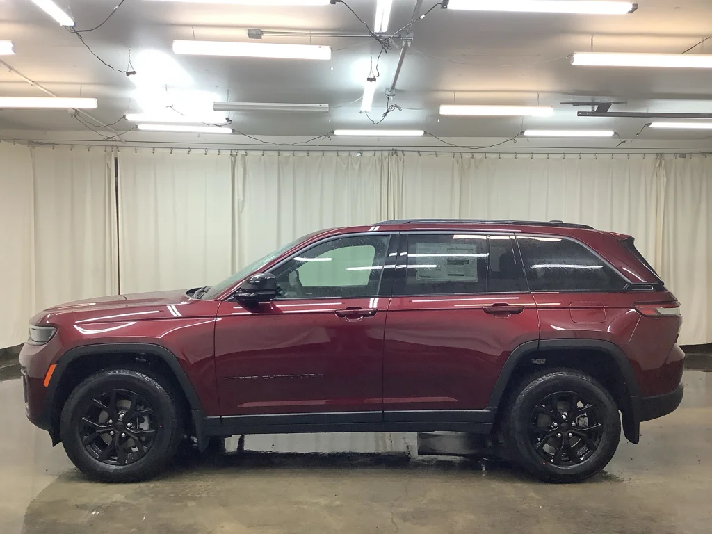 New 2026 Velvet Red Pearl-Coat Exterior Paint Jeep Laredo image 9