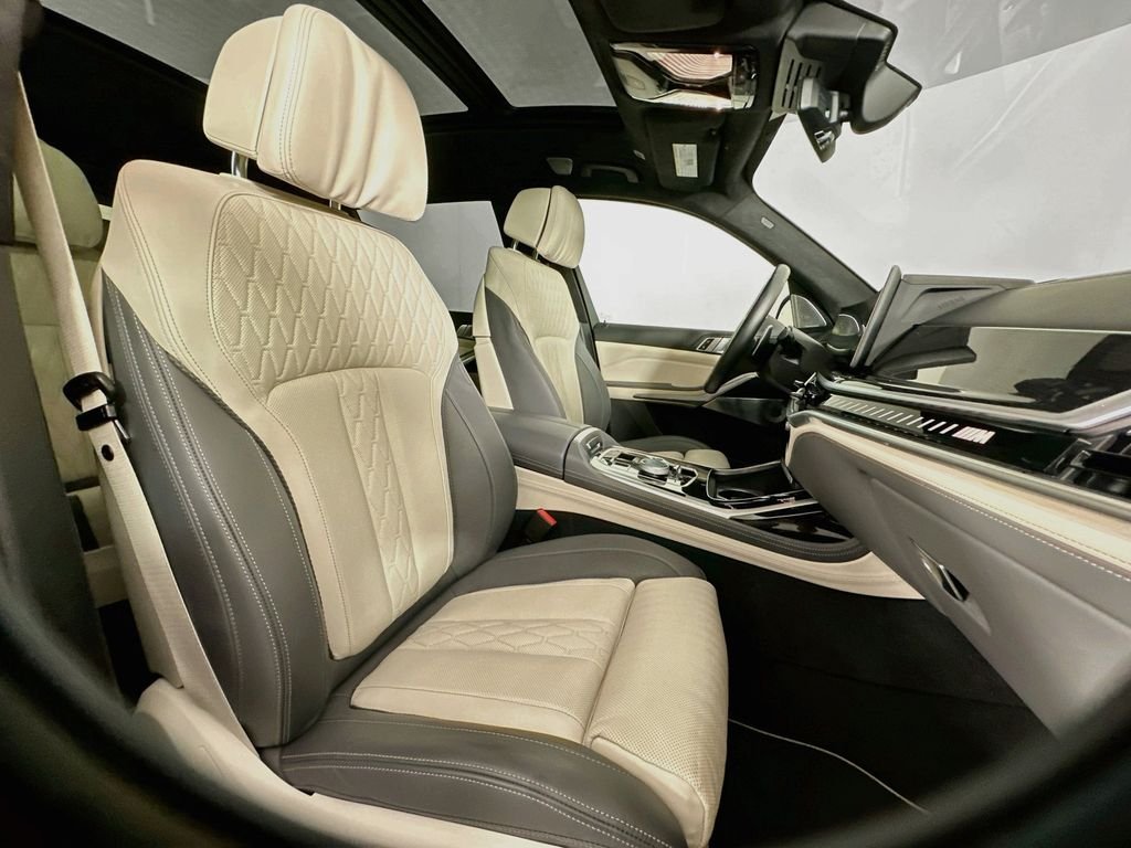 Used 2023 Gray BMW M60i image 29