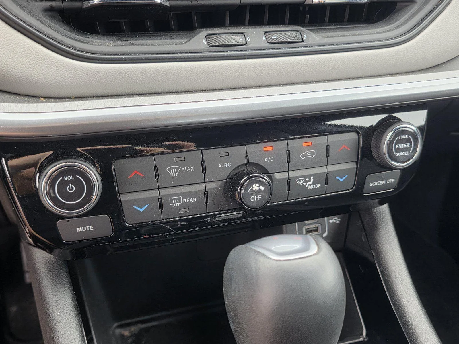 Used 2025 Diamond Black Crystal Pearlcoat Jeep Limited image 17