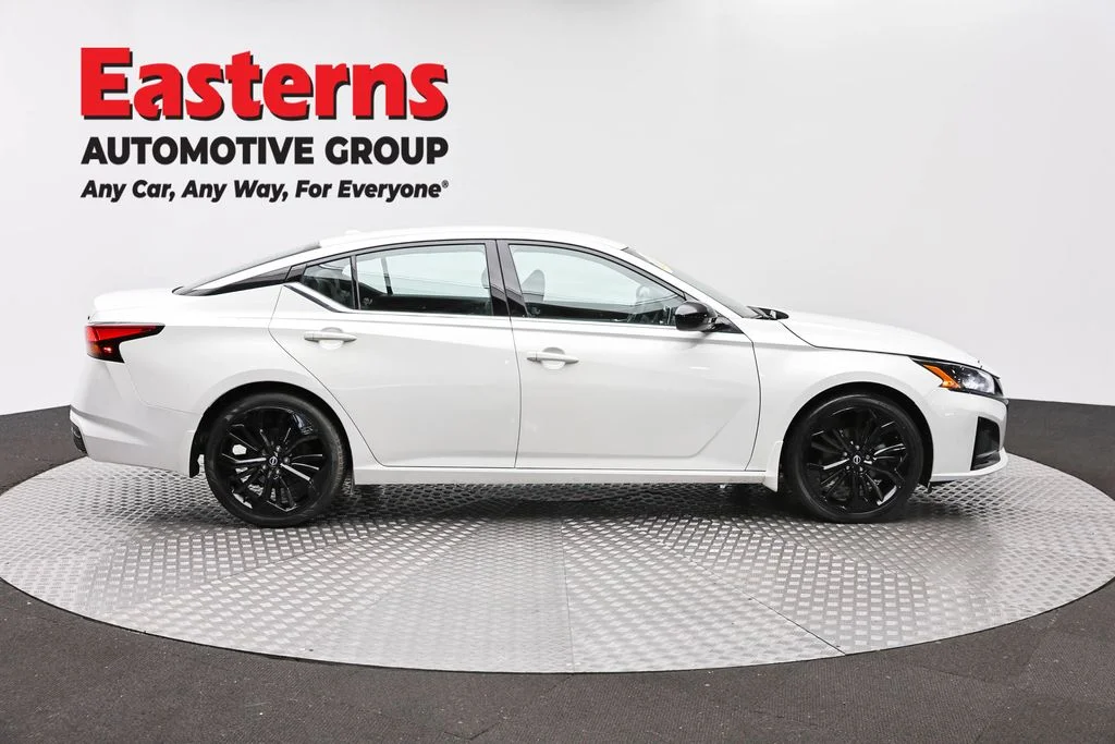 Used 2023 White Nissan 2.5 SR image 4