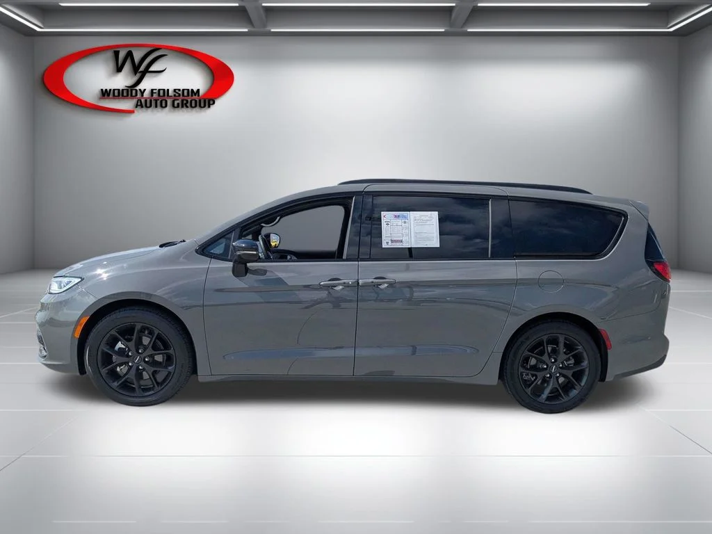 Used 2025 White Chrysler Limited image 7
