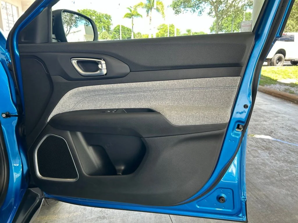 Used 2025 Blue Jeep Latitude image 27