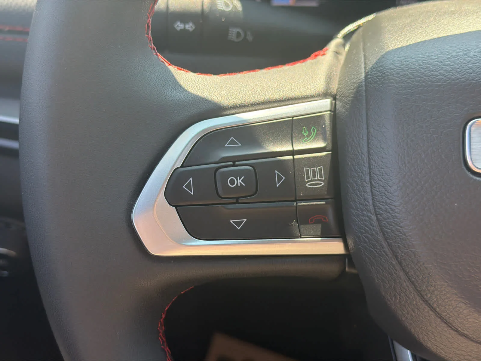 Used 2025 Silver Zynith Metallic Clearcoat Jeep Trailhawk image 21