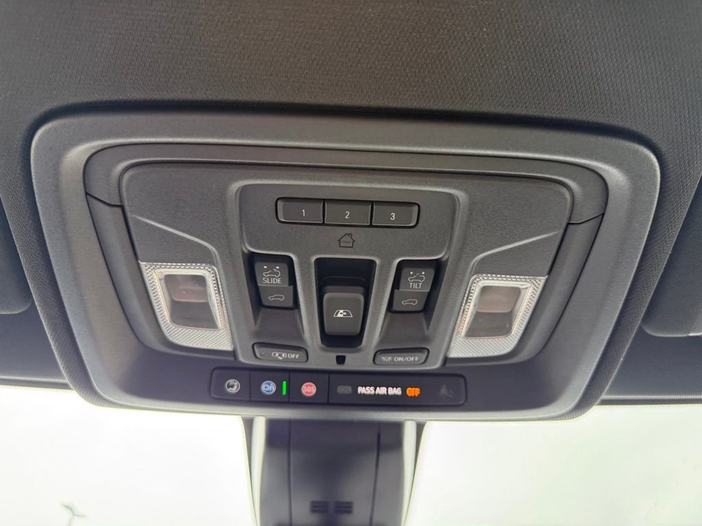 Used 2022 Silver Ice Metallic Chevrolet High Country image 14