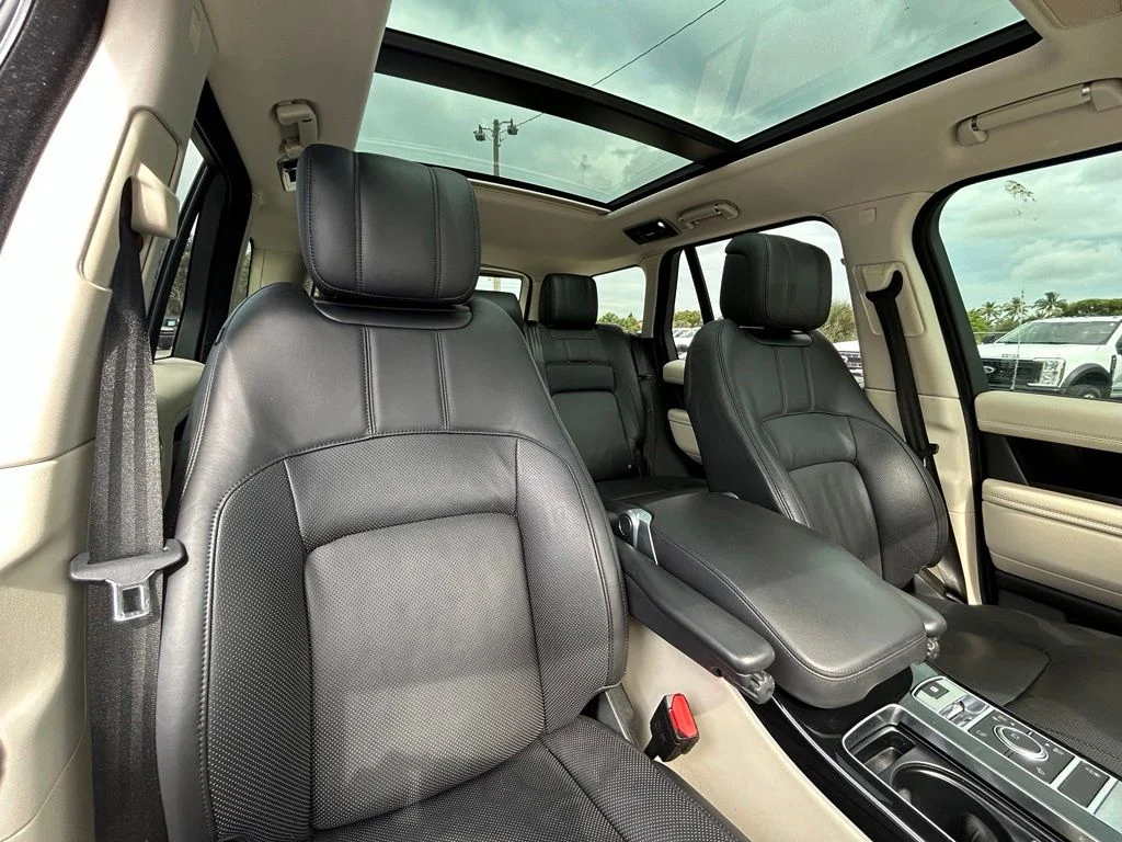Used 2020 Santorini Black Land Rover HSE image 27