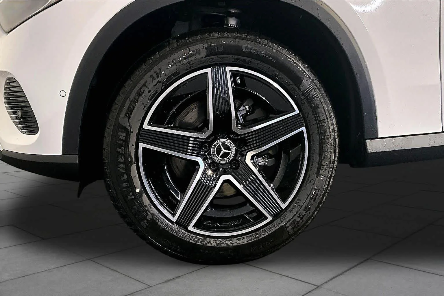 New 2026 MANUFAKTUR Moonlight White Metallic Mercedes-Benz GLC 300 image 17