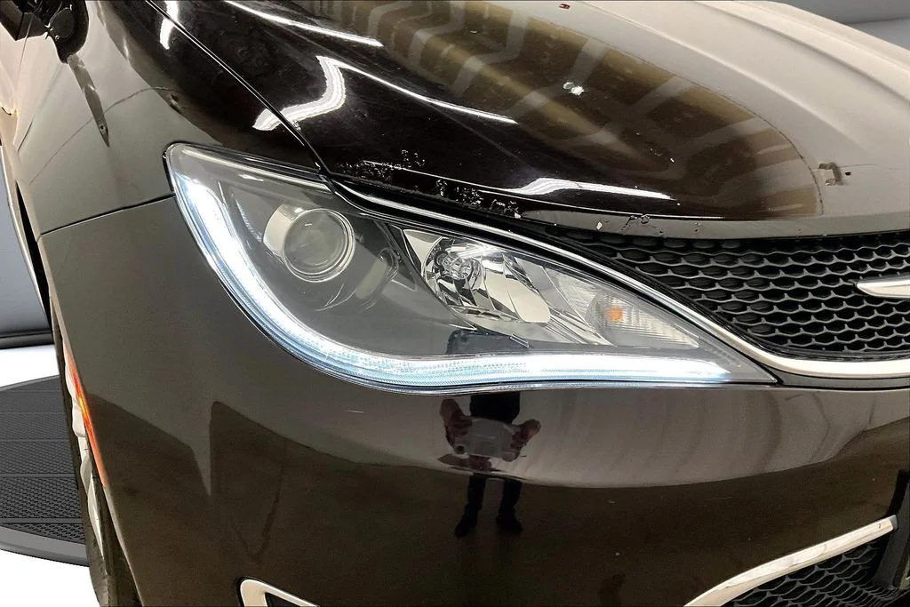 Used 2018 Red Chrysler Touring L image 30