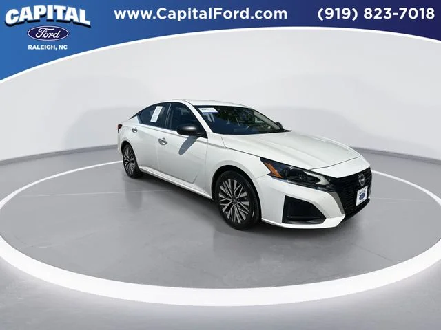 Used 2025 White Nissan 2.5 SV image 2