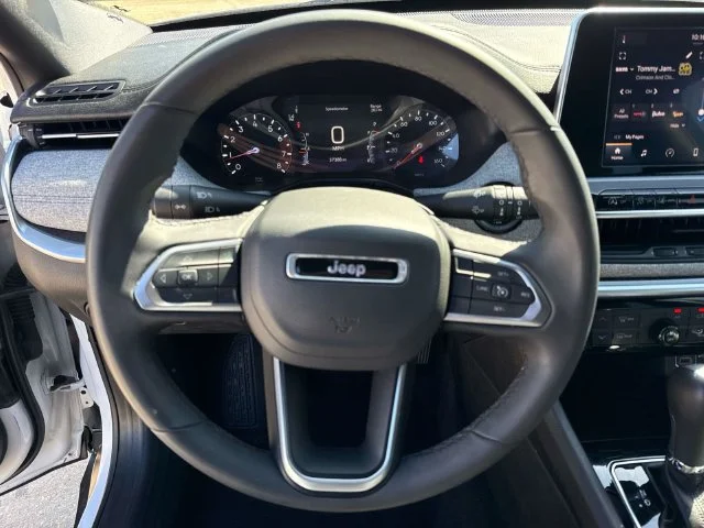 Used 2025 White Jeep Latitude image 35