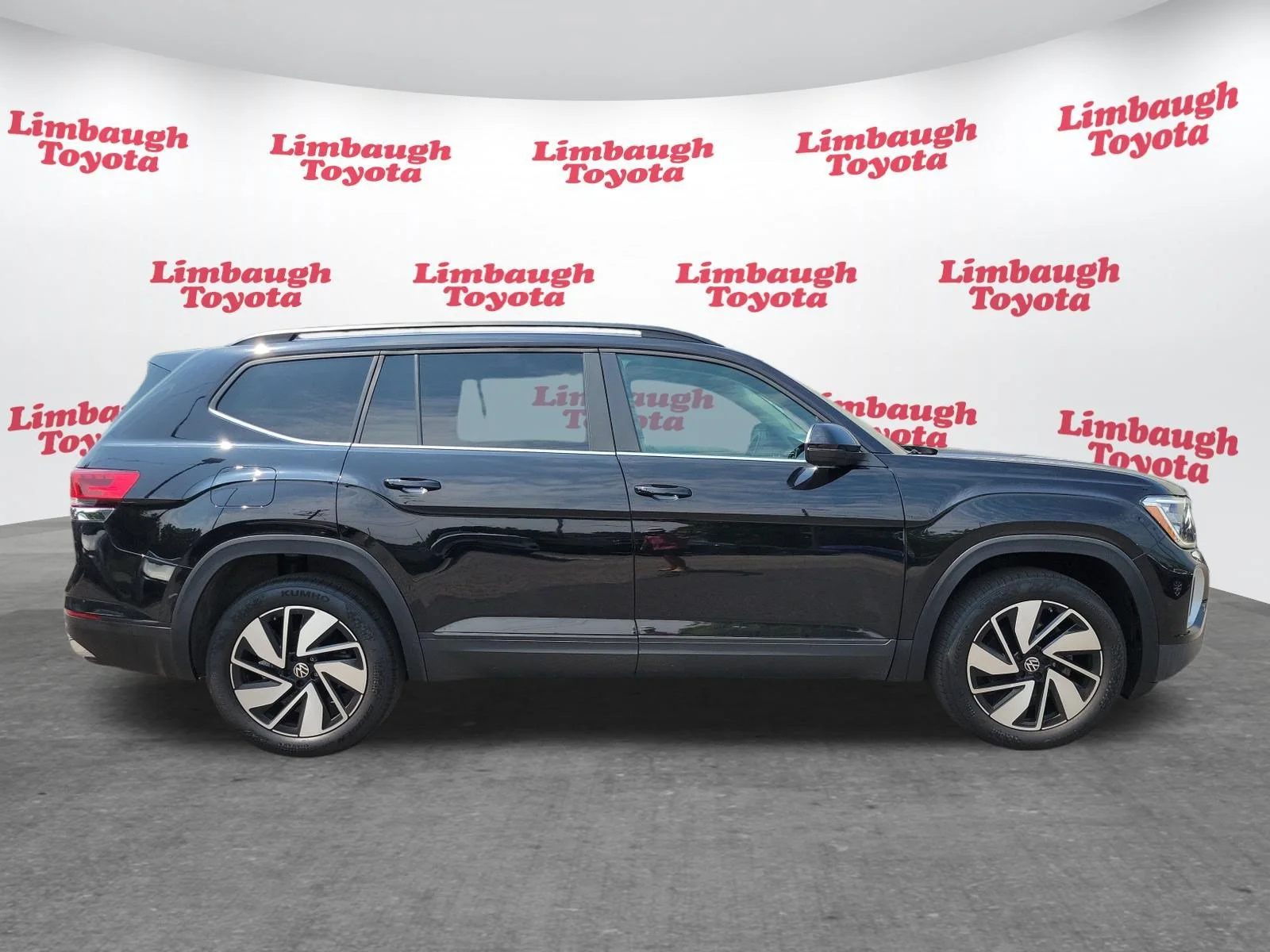 Used 2025 Black Volkswagen 2.0T SE w/Technology image 2